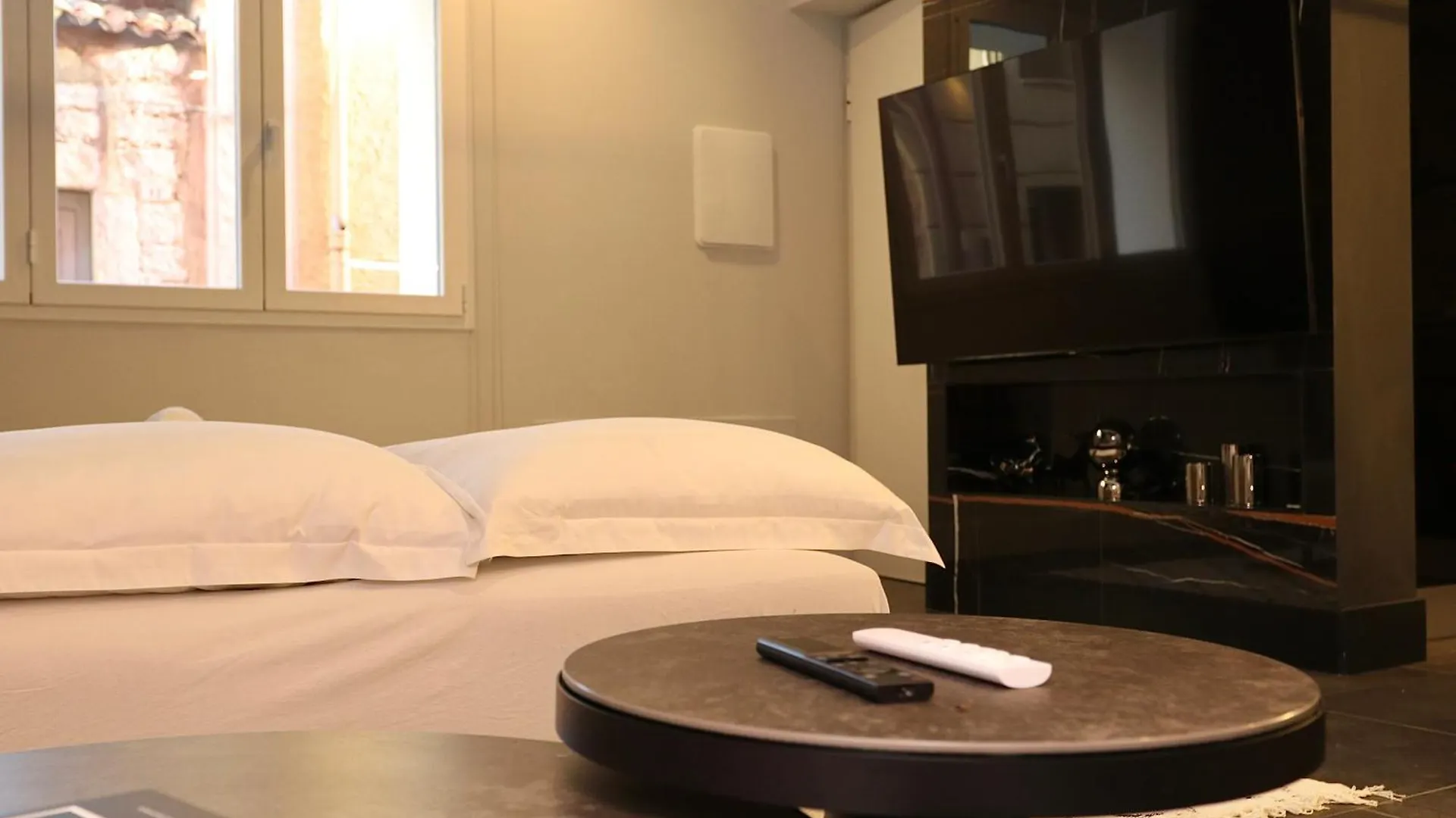 Spacious Modern Apartment In Monumental Building - Free Parking - Workspace - Historical Centre 奧爾比亞