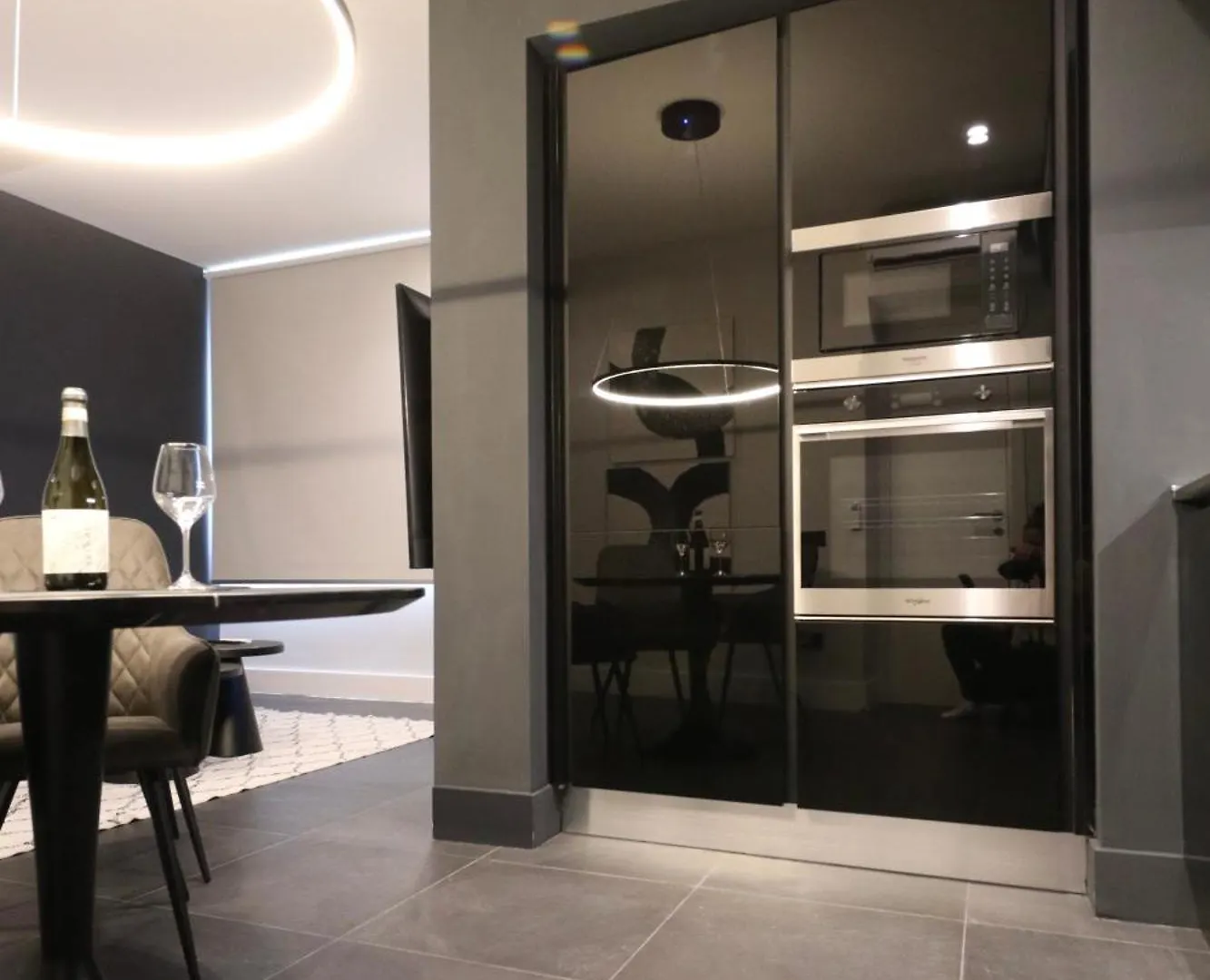Spacious Modern Apartment In Monumental Building - Free Parking - Workspace - Historical Centre 奧爾比亞 0*,  意大利