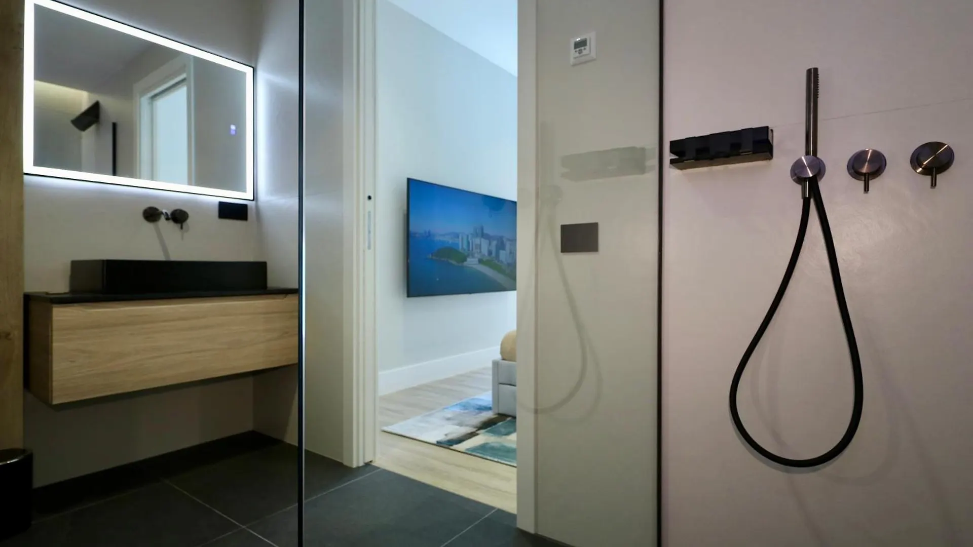Spacious Modern Apartment In Monumental Building - Free Parking - Workspace - Historical Centre 奧爾比亞 意大利