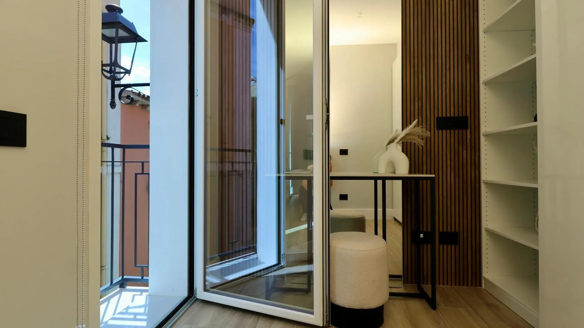 Spacious Modern Apartment In Monumental Building - Free Parking - Workspace - Historical Centre 奧爾比亞 0*,  意大利
