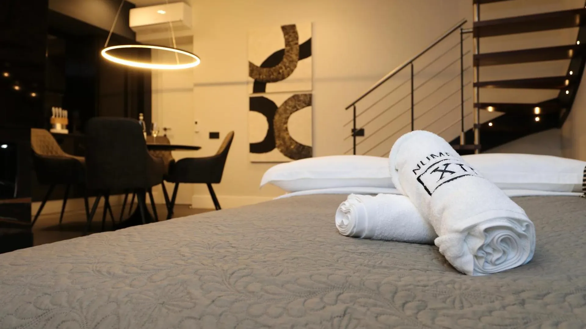 Spacious Modern Apartment In Monumental Building - Free Parking - Workspace - Historical Centre 奧爾比亞