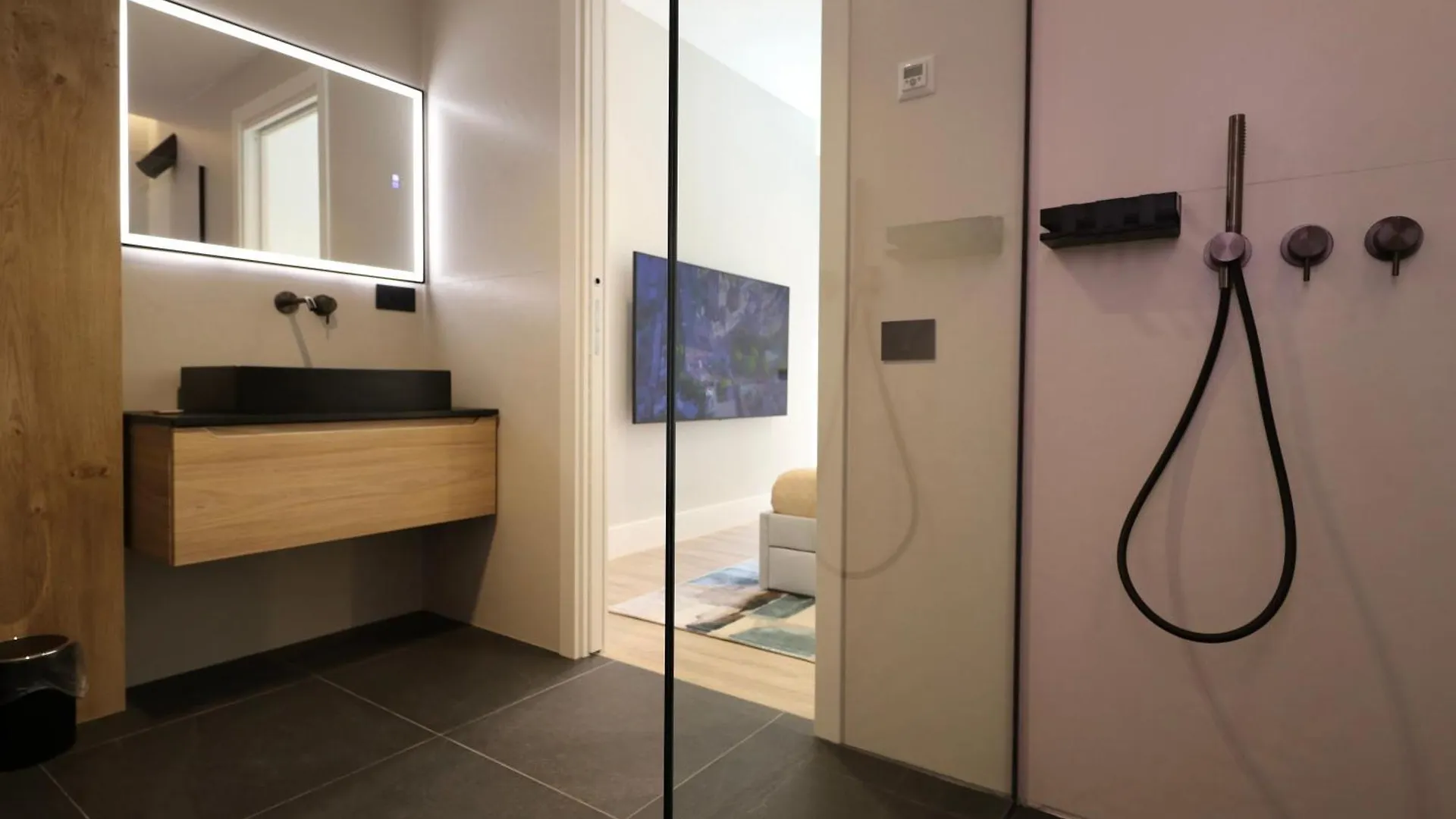 Spacious Modern Apartment In Monumental Building - Free Parking - Workspace - Historical Centre 奧爾比亞