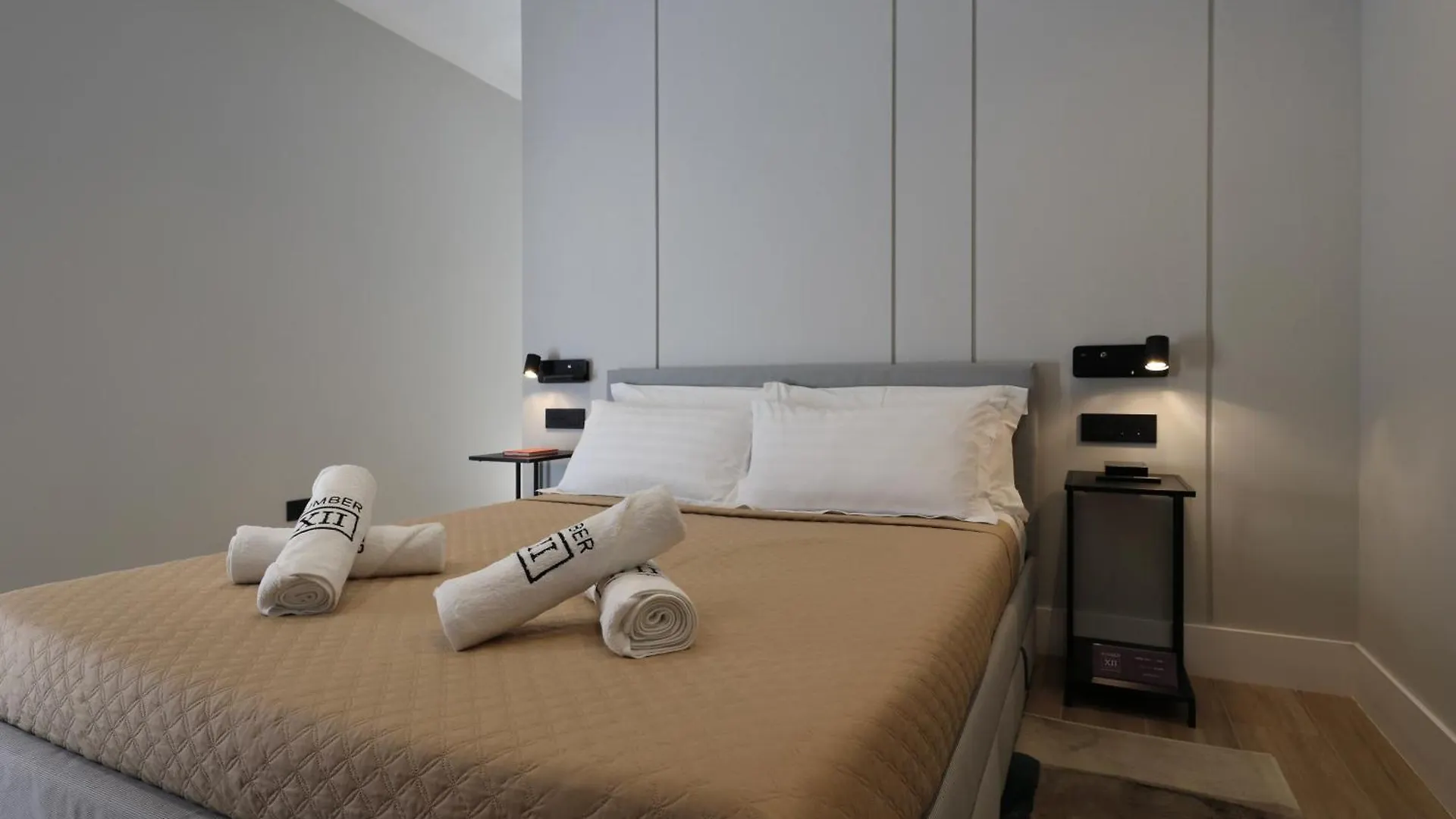 Spacious Modern Apartment In Monumental Building - Free Parking - Workspace - Historical Centre 奧爾比亞 0*,