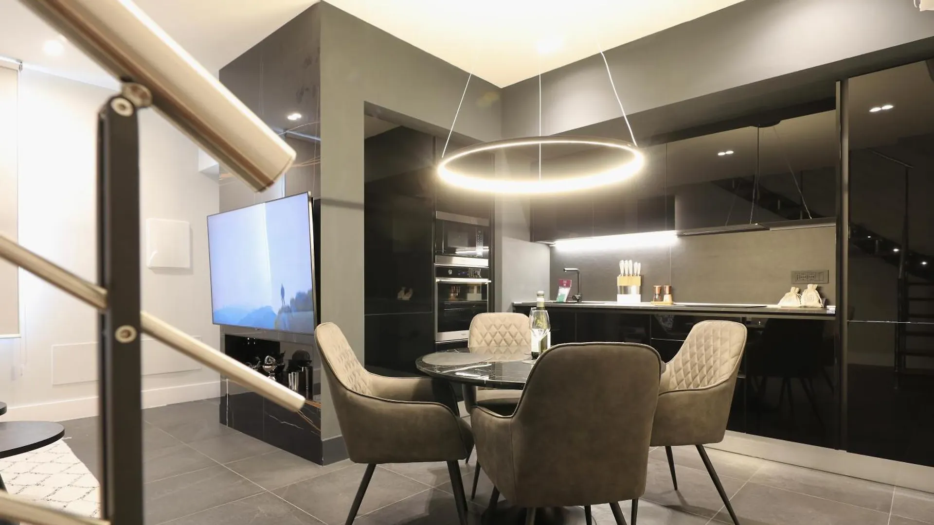 Spacious Modern Apartment In Monumental Building - Free Parking - Workspace - Historical Centre 奧爾比亞 0*,  意大利